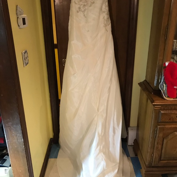 Never worn and/or altered wedding dress - Picture 5 of 8